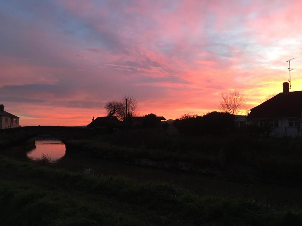 Delightful Cottage On The River Adur Close To Brighton & The Downs No Dogs Sorry Upper Beeding Buitenkant foto
