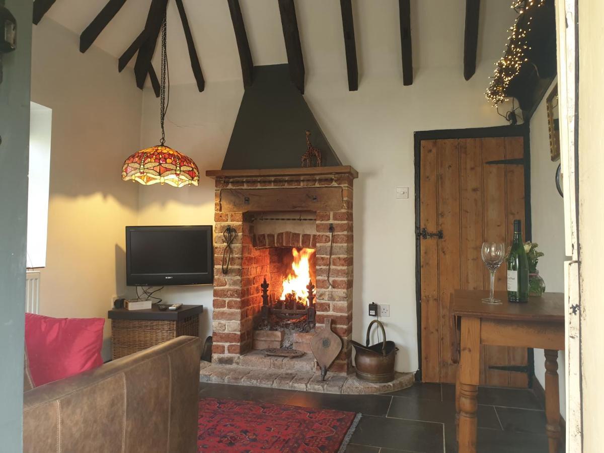 Delightful Cottage On The River Adur Close To Brighton & The Downs No Dogs Sorry Upper Beeding Buitenkant foto