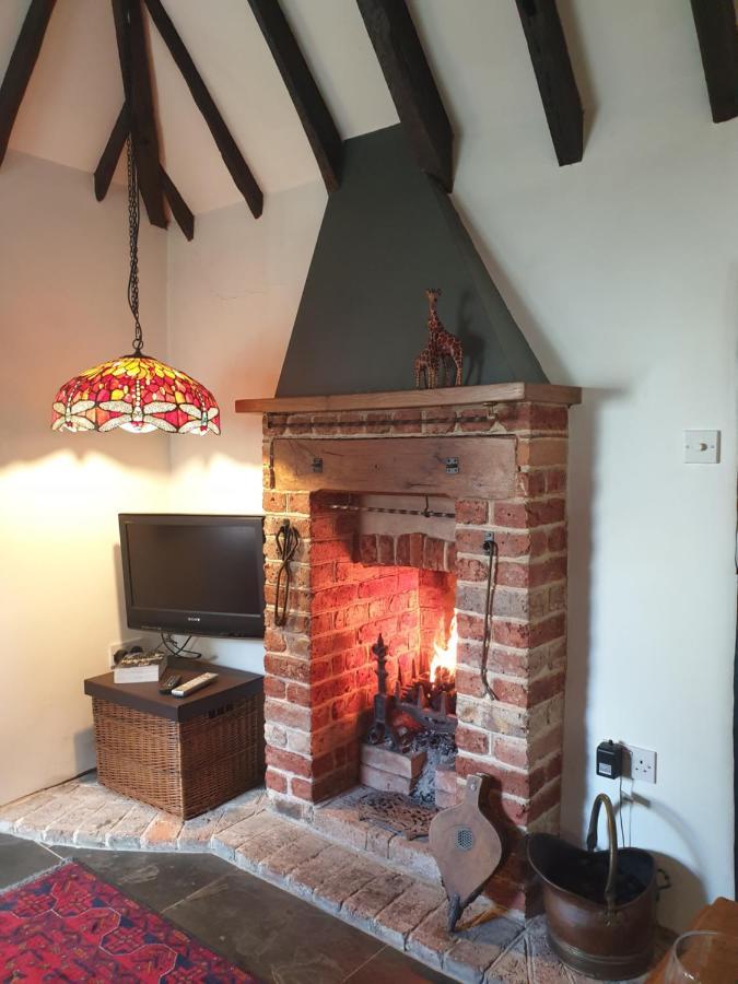 Delightful Cottage On The River Adur Close To Brighton & The Downs No Dogs Sorry Upper Beeding Buitenkant foto