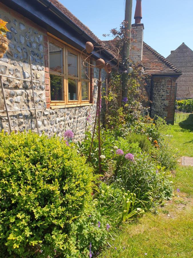 Delightful Cottage On The River Adur Close To Brighton & The Downs No Dogs Sorry Upper Beeding Buitenkant foto